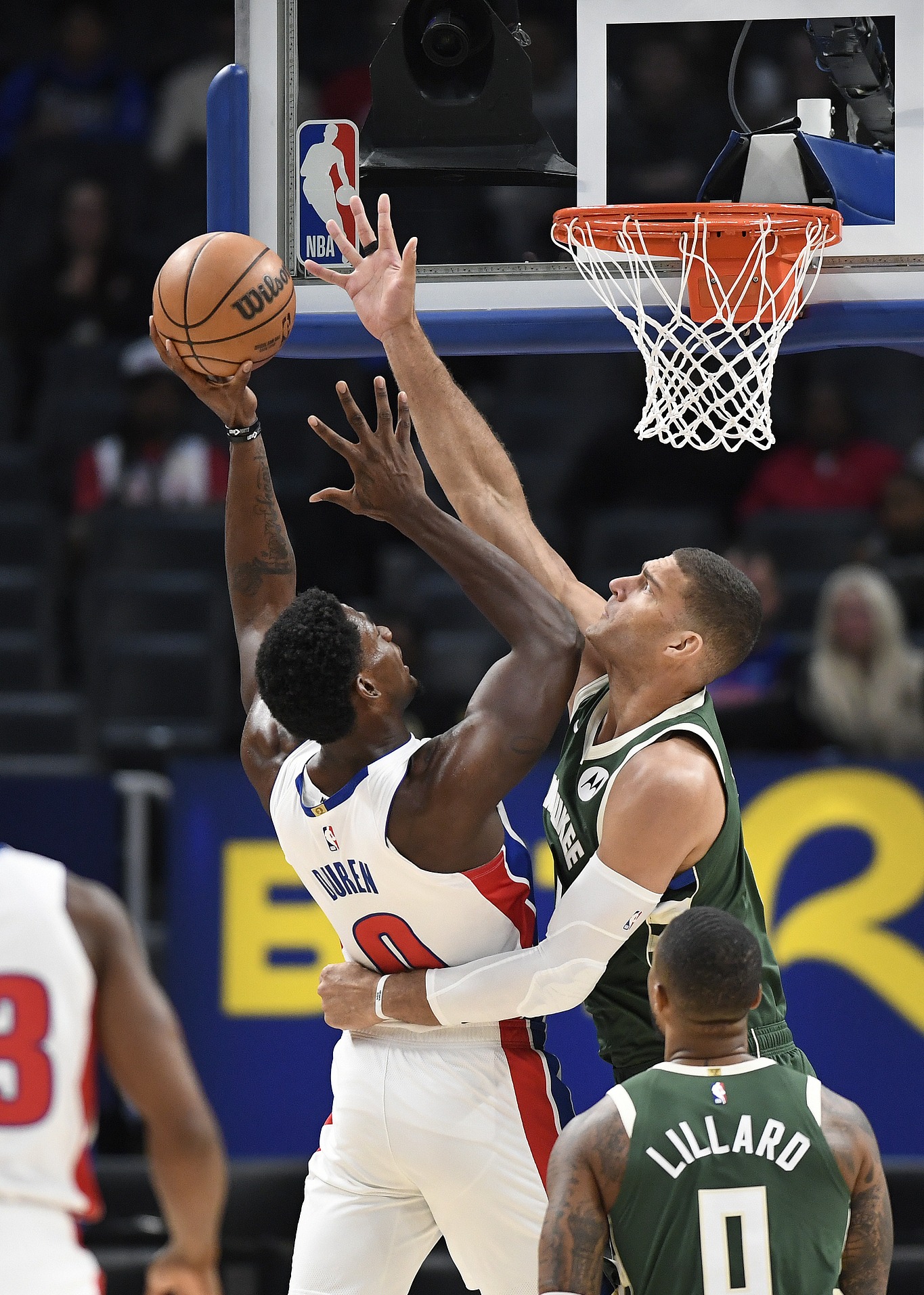 lol下注网站-雄鹿胜老鹰，字母哥独揽分，全队被看好进季后赛