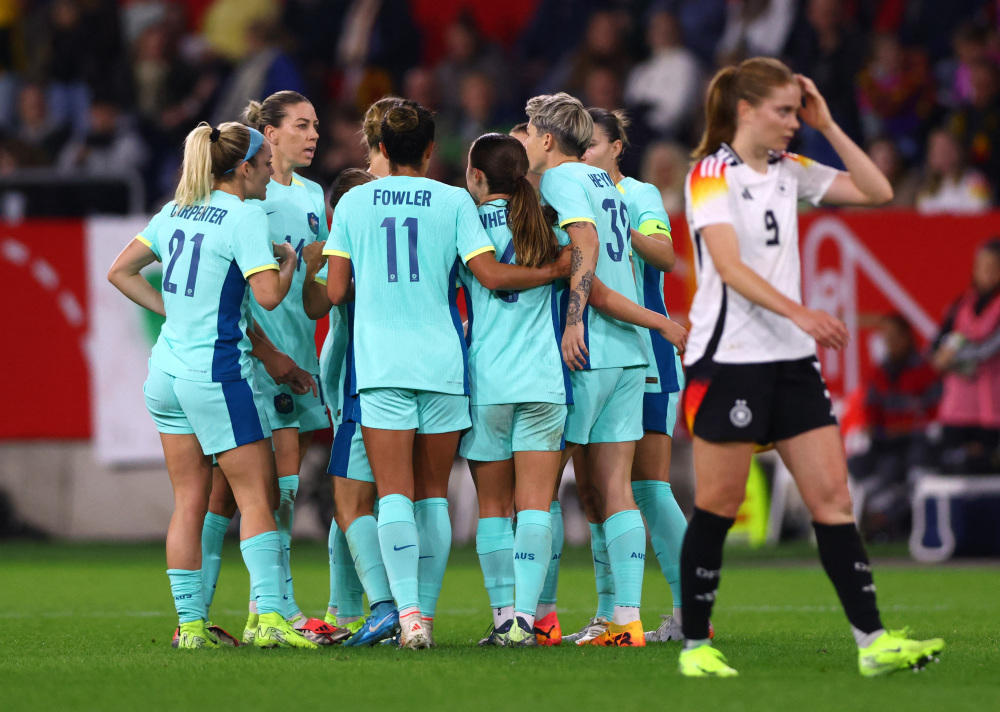 lol投注-波兰队女足运动员在赛场展现出色实力